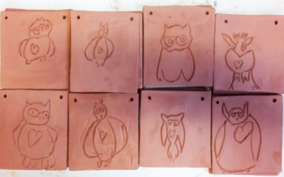 GRAVURE DE PROFESSEUR HIBOU SUR ARGILE, EN CLASSE DE MATERNELLE