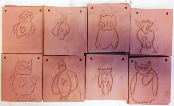 GRAVURE DE PROFESSEUR HIBOU SUR ARGILE, EN CLASSE DE MATERNELLE